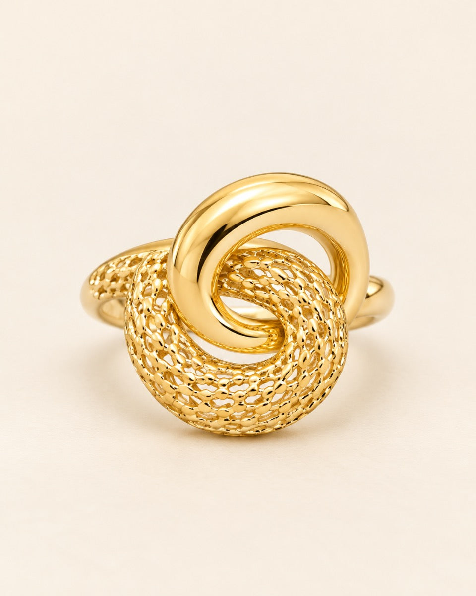 10K Gold Interlocking Circle Ring- Size 7.5.